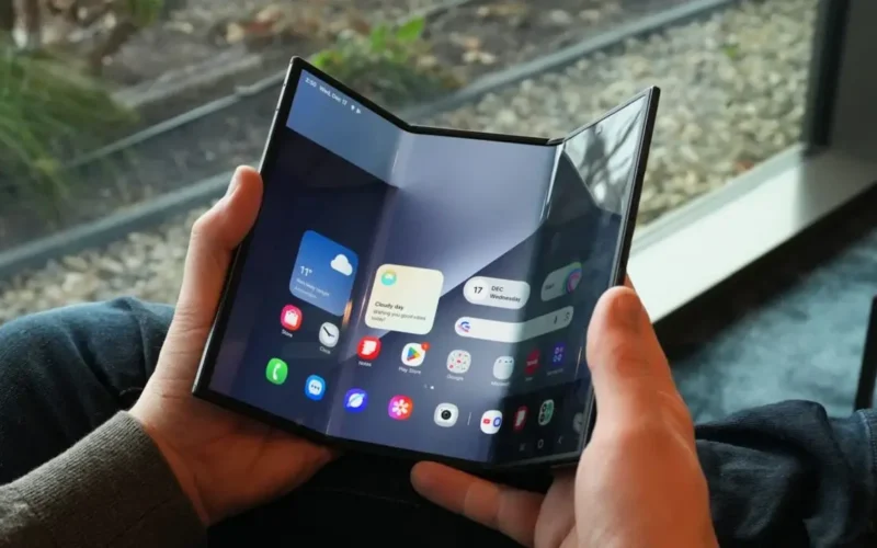 سامسونغ تفكر في إيقاف هاتفها الثلاثي الطي رغم الطلب الكبير